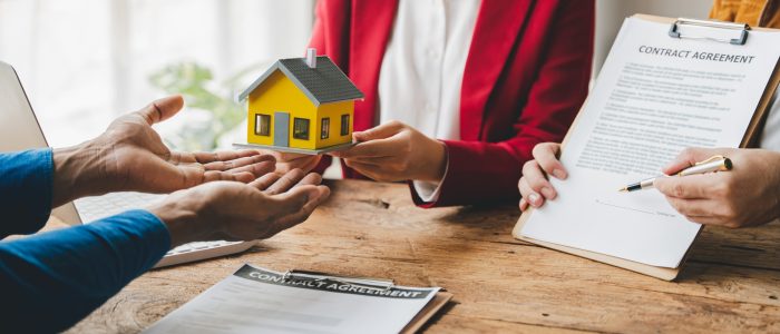 real estate agent Delivering sample homes to customers, mortgage loan contracts. Make a contract for